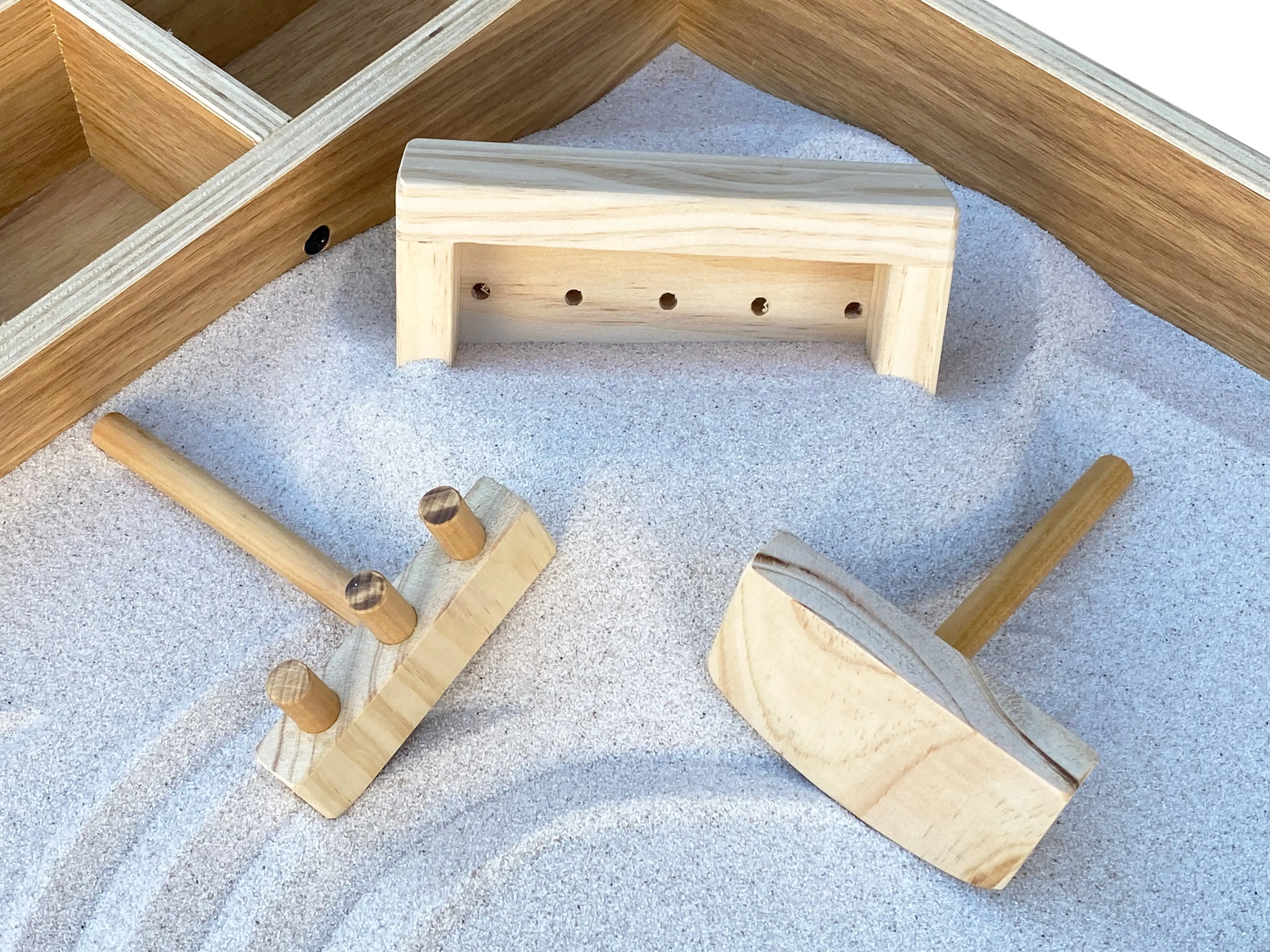 Sand box with screed and 3 tools - Image 3